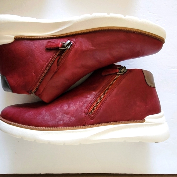 Johnson & Murphy women's Emory zip bootie. Wine washed Italian sheepskin. - Picture 4 of 5